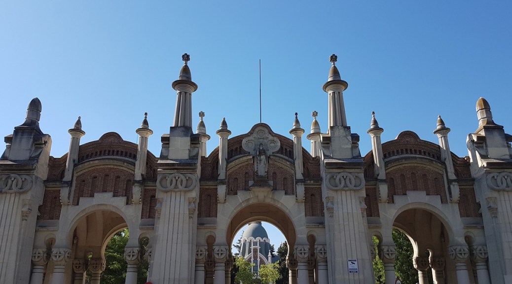 Portada del cementerio de la Almudena