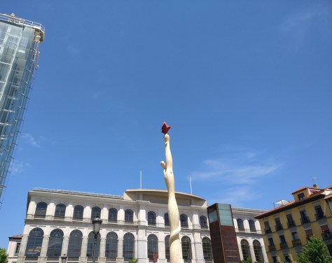 El pueblo español tiene un camino que conduce a una estrella. Plaza Museo Reina Sofía