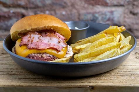 FRANKIE-BURGUER-Frankie-Cheese-Bacon-7_opt